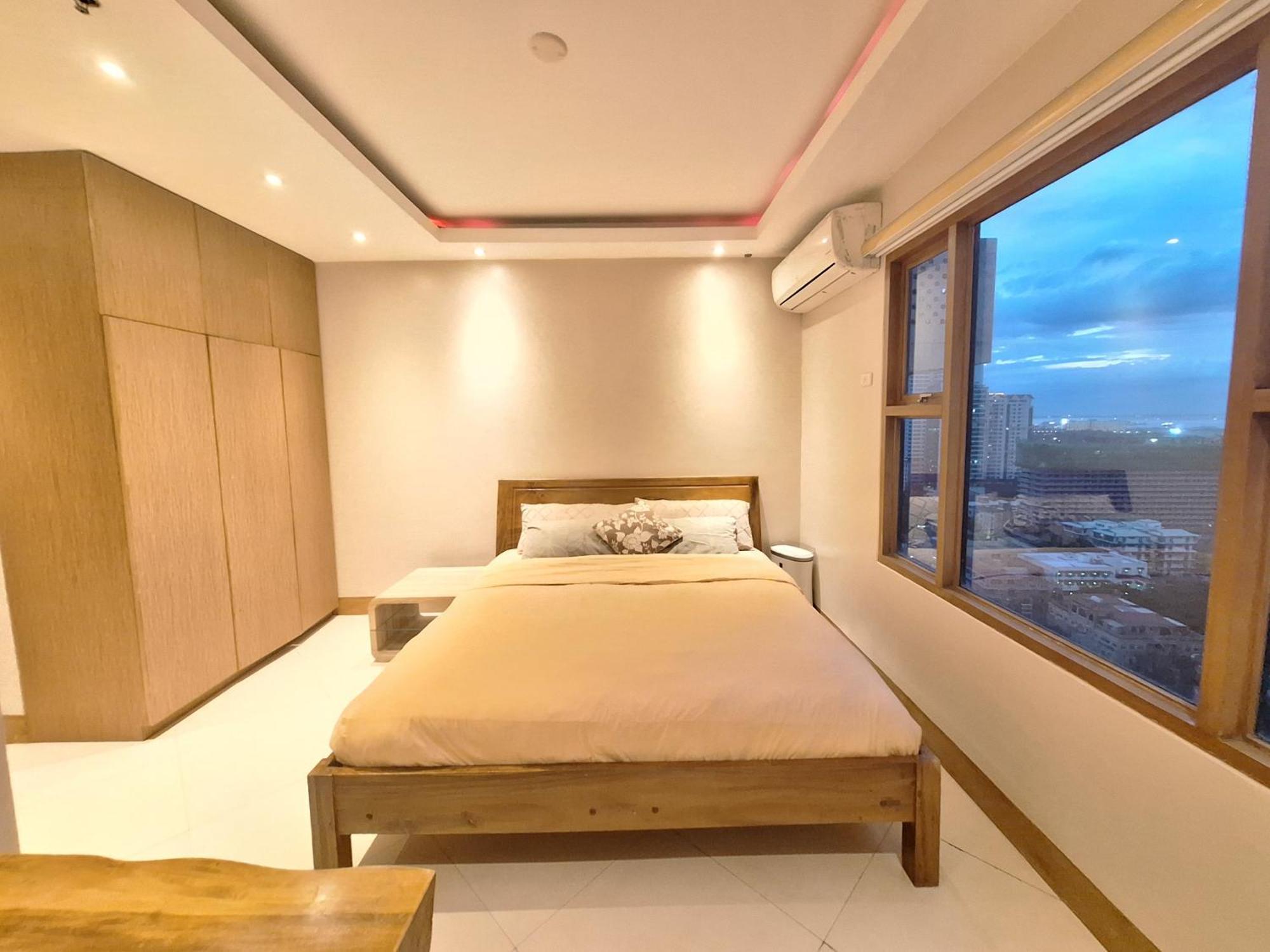Manila Bayview Luxury Condos: Poolside Balcony Retreats Room photo