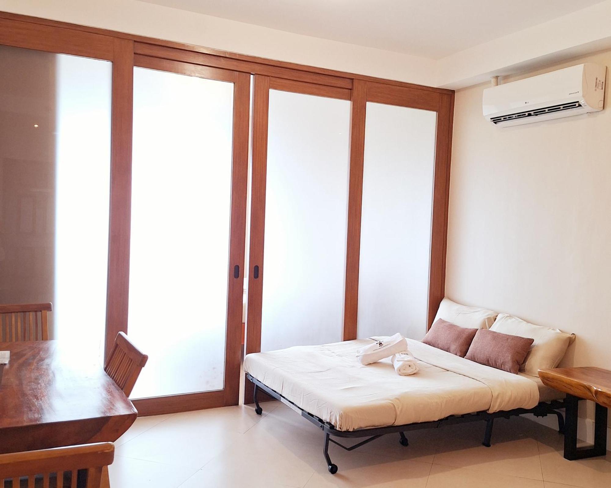 Manila Bayview Luxury Condos: Poolside Balcony Retreats Exterior photo