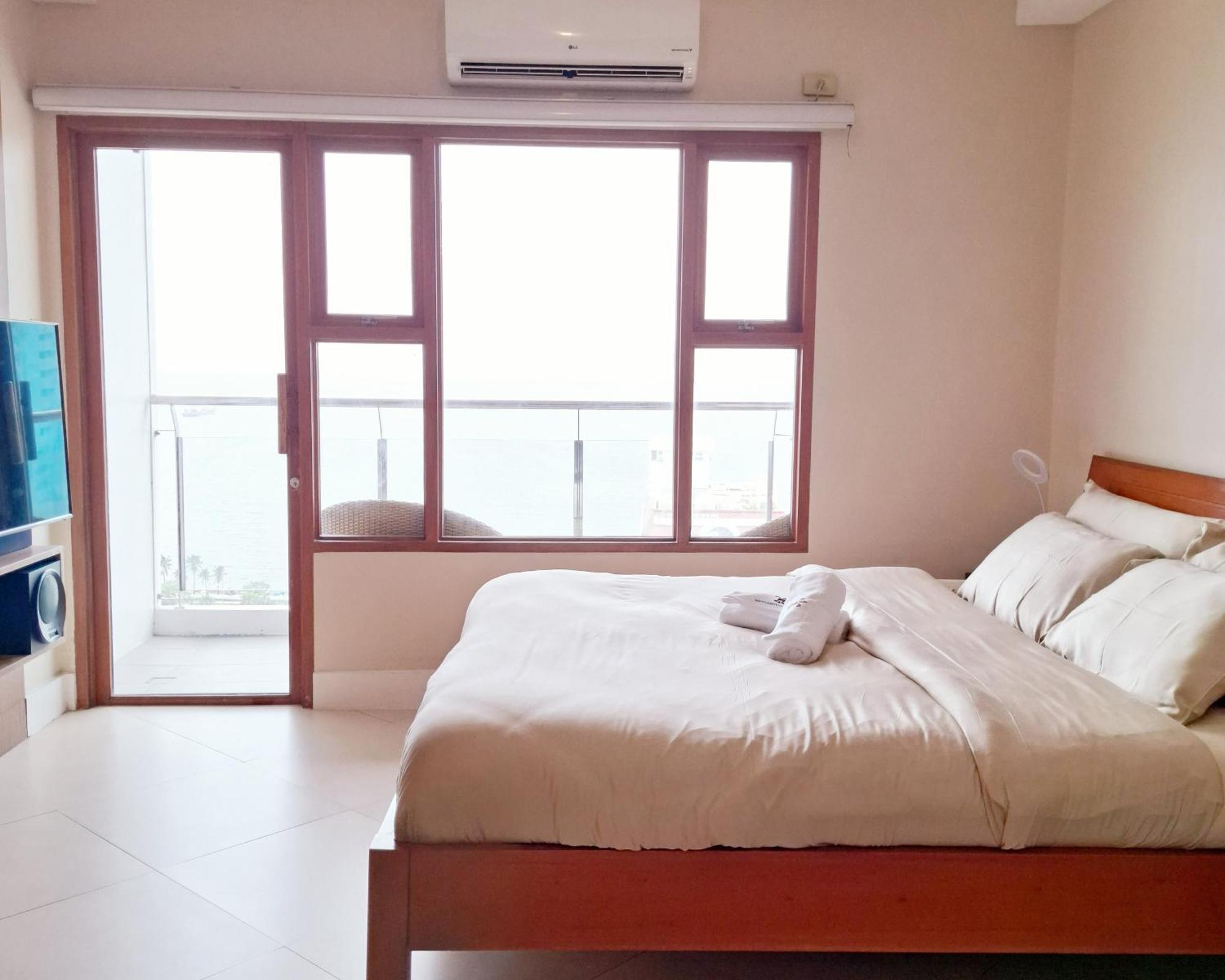 Manila Bayview Luxury Condos: Poolside Balcony Retreats Exterior photo