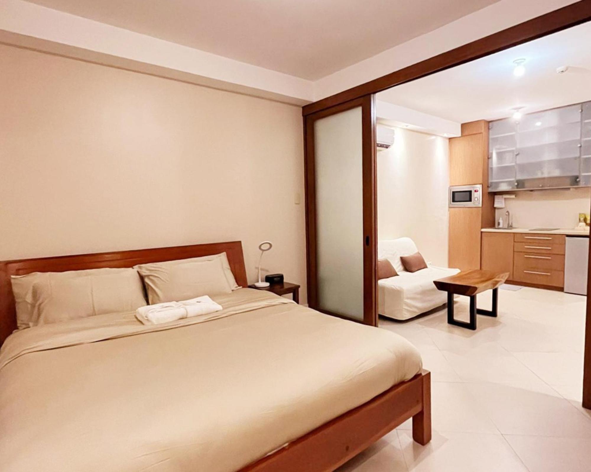 Manila Bayview Luxury Condos: Poolside Balcony Retreats Exterior photo