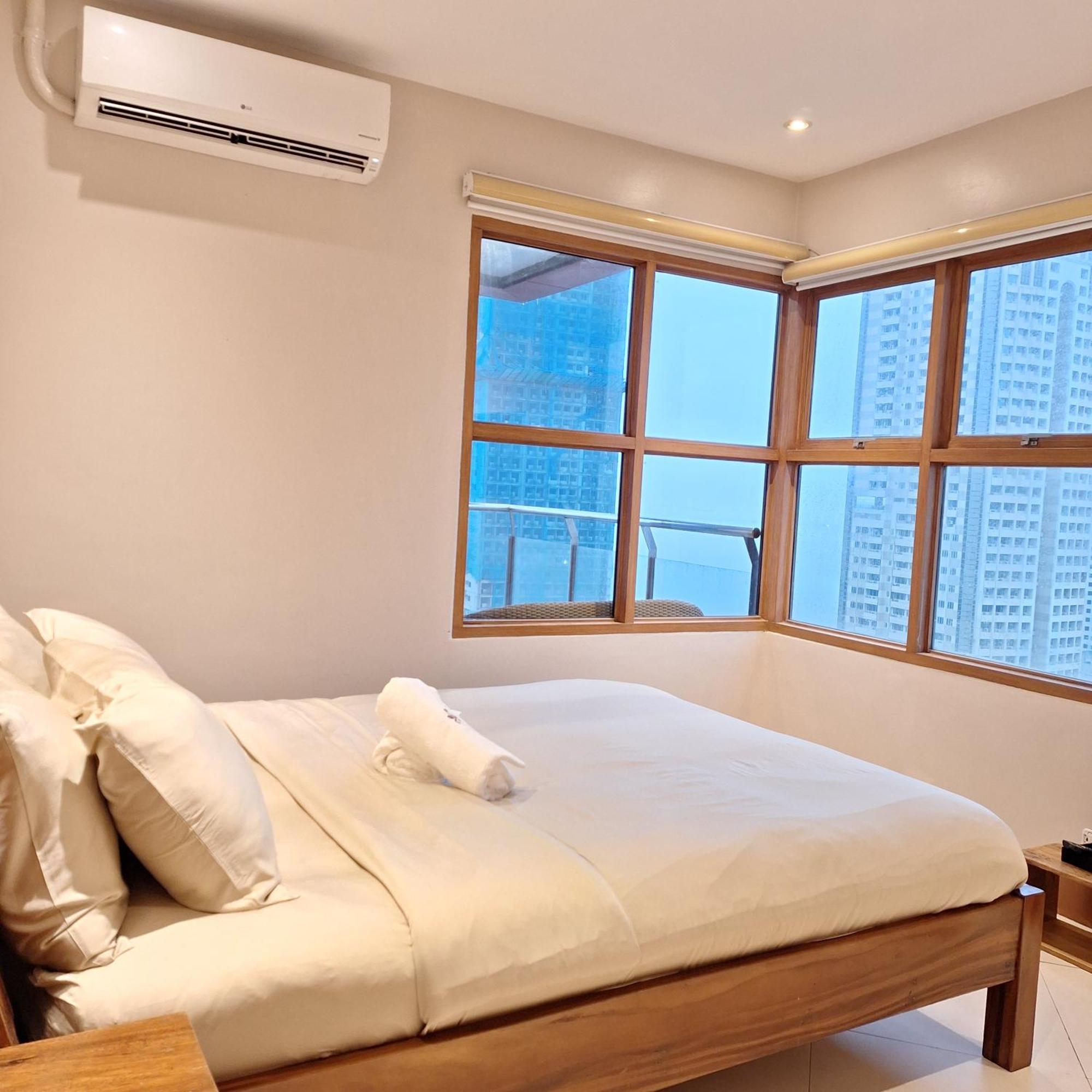Manila Bayview Luxury Condos: Poolside Balcony Retreats Exterior photo