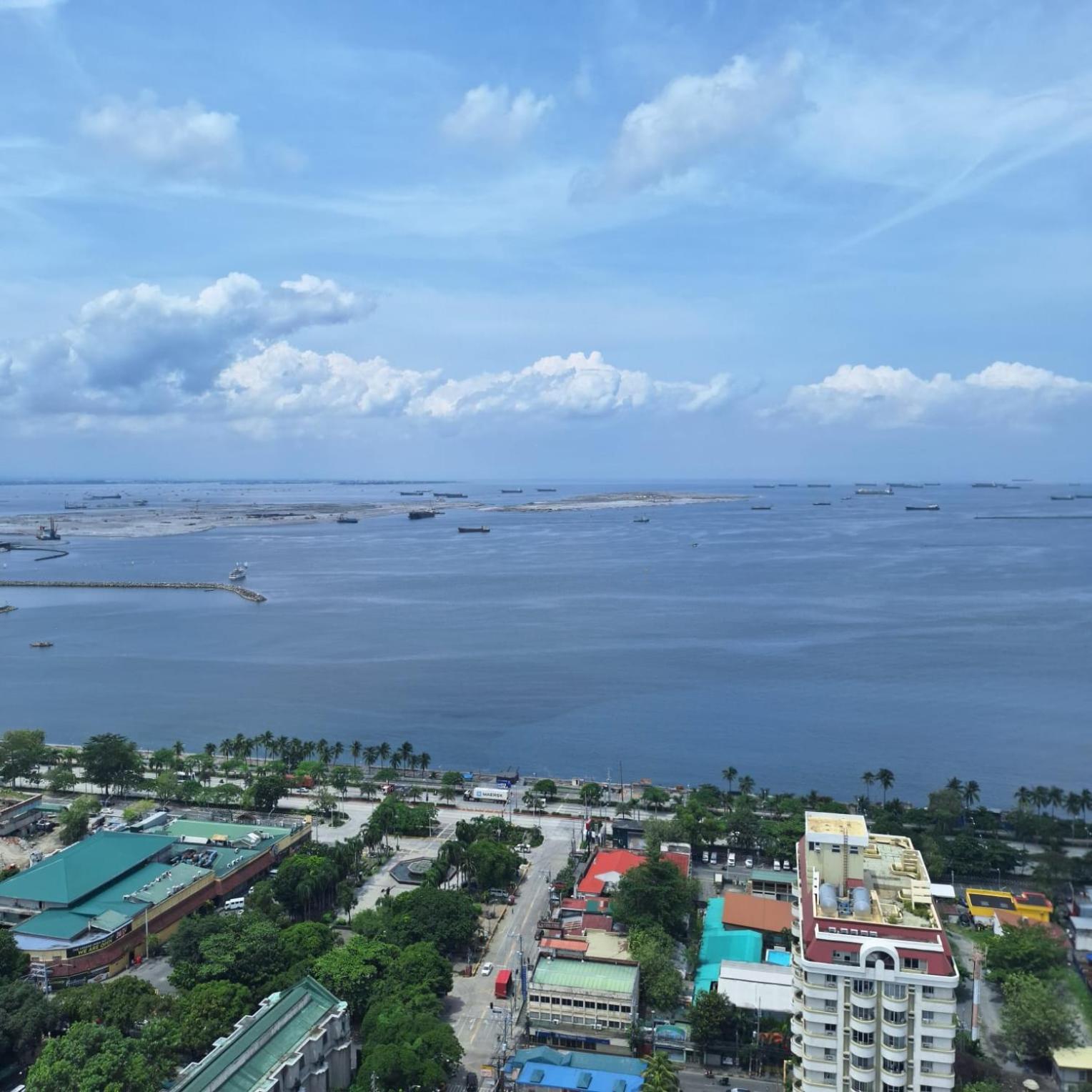 Manila Bayview Luxury Condos: Poolside Balcony Retreats Exterior photo