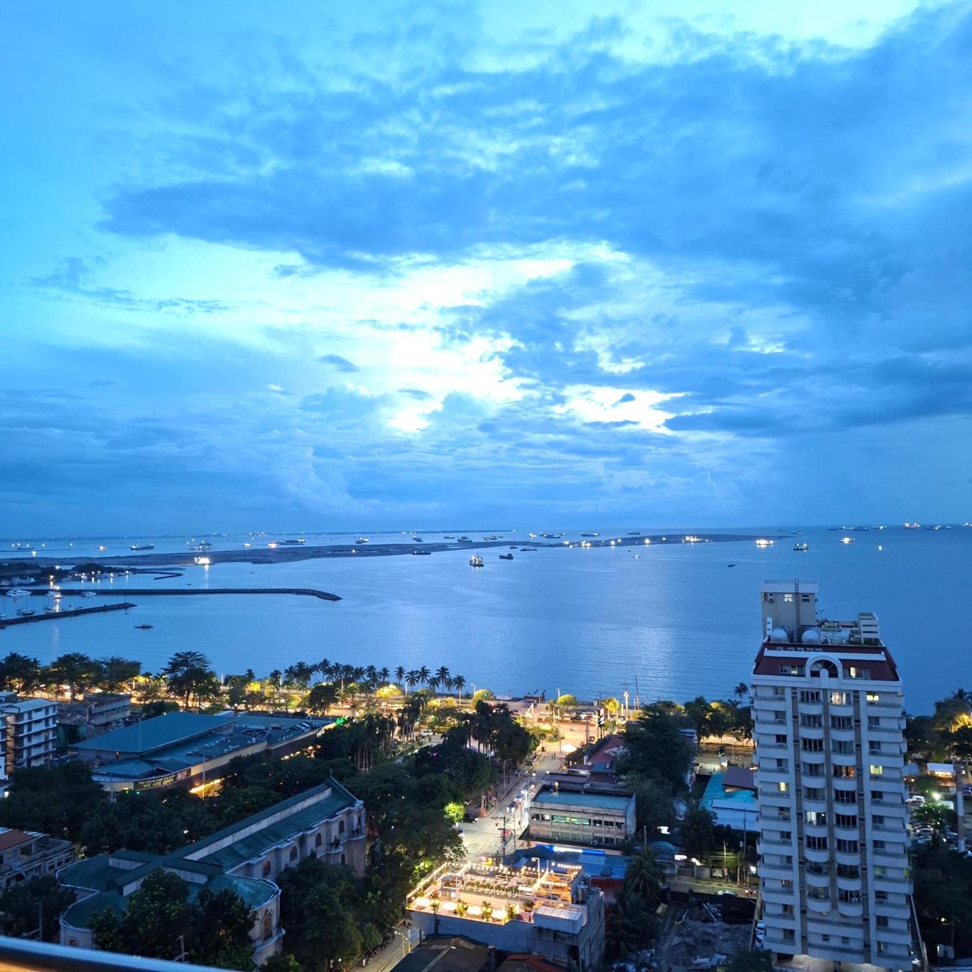Manila Bayview Luxury Condos: Poolside Balcony Retreats Exterior photo