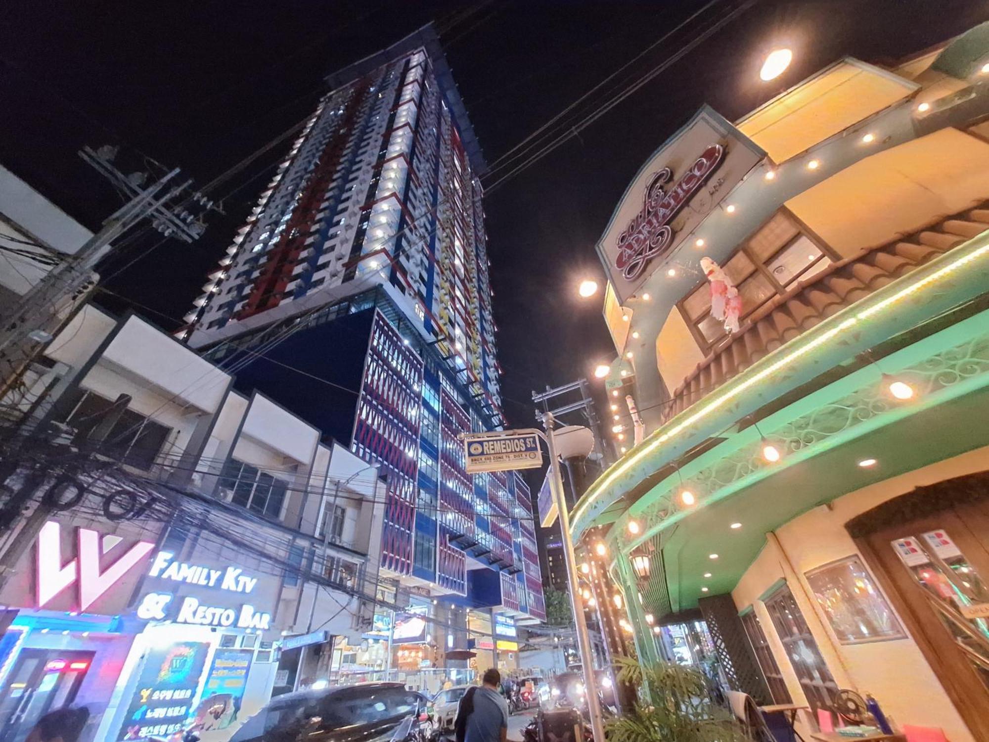 Manila Bayview Luxury Condos: Poolside Balcony Retreats Room photo