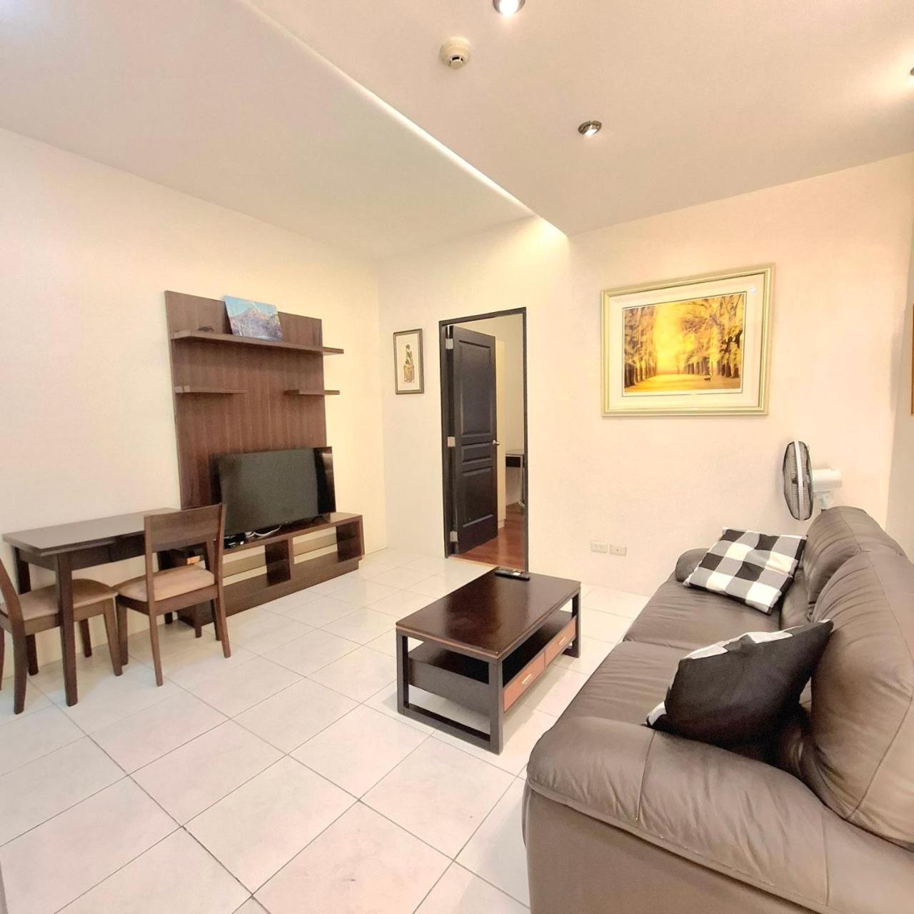 Manila Bayview Luxury Condos: Poolside Balcony Retreats Exterior photo