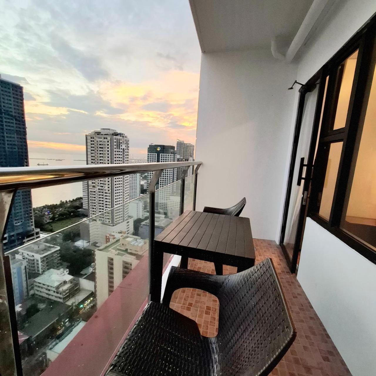Manila Bayview Luxury Condos: Poolside Balcony Retreats Exterior photo