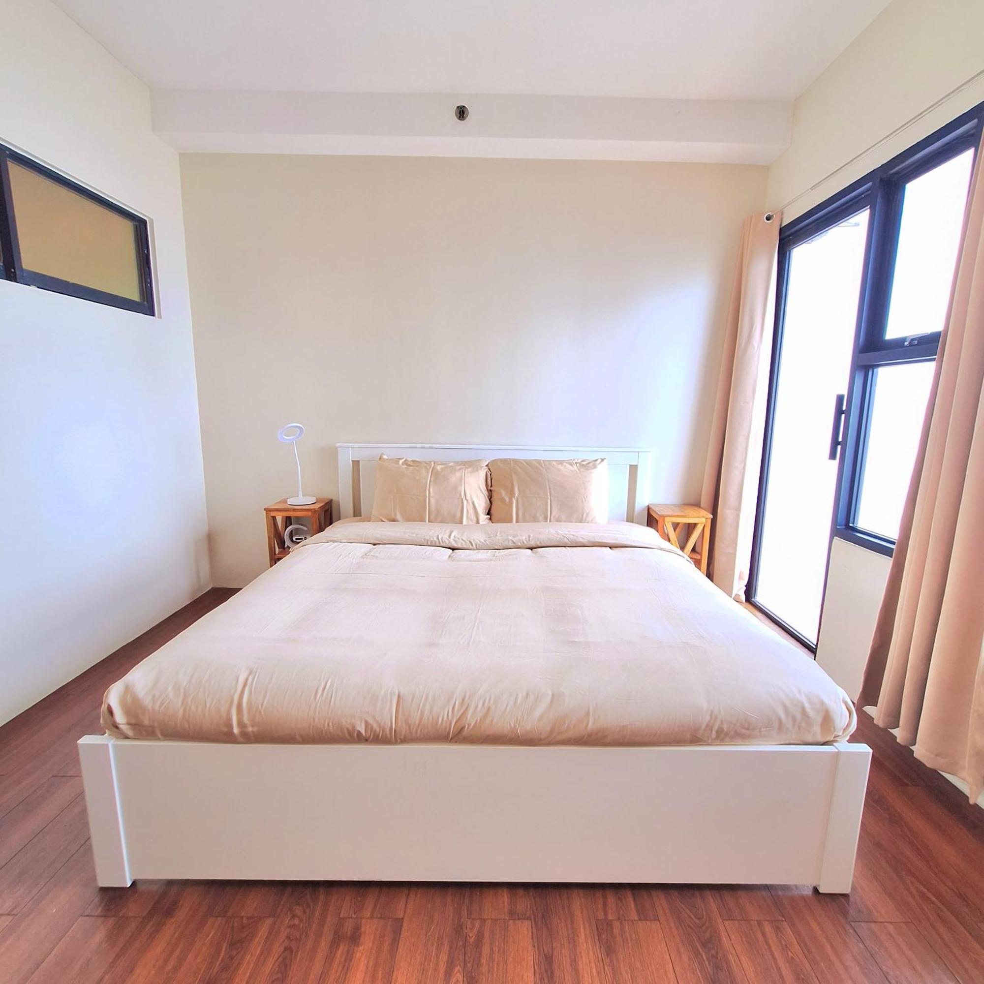 Manila Bayview Luxury Condos: Poolside Balcony Retreats Exterior photo